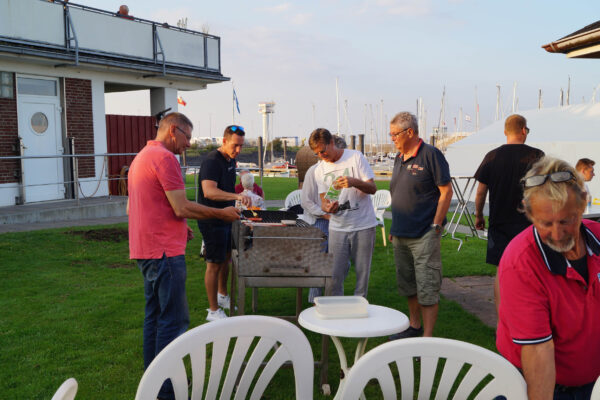 Absegeln 2023 abends am Grill