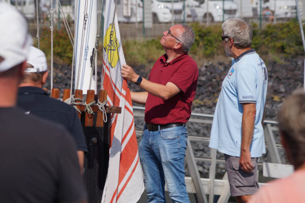 Absegeln 2023 Peter und Dierk am Flaggenmast