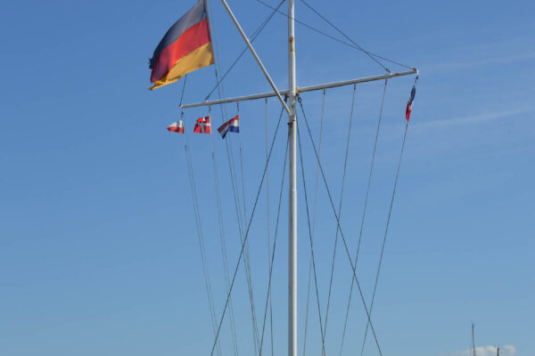 Flaggenmast im Hafen